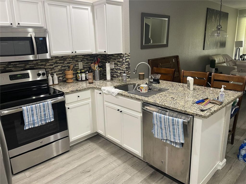 Image 7 of property listing at 3016 ASHLAND LANE S, Kissimmee, FL 34741