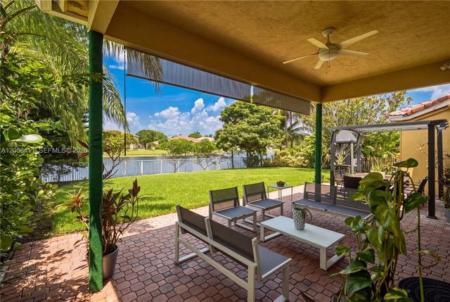 1032 NW 139th Ter, Pembroke Pines, FL 33028