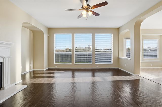 704 Rolling Hills Lane, Desoto, TX 75115