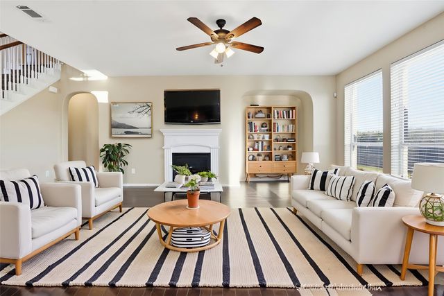 704 Rolling Hills Lane, Desoto, TX 75115