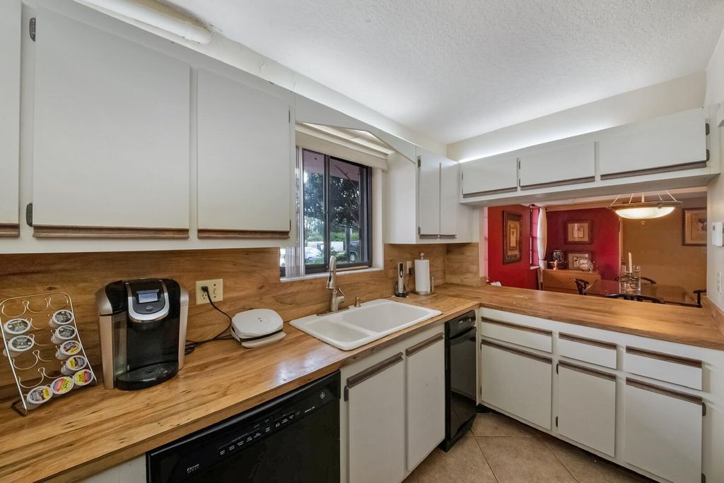 Image 10 of property listing at 12524 Shoreline Drive 101, Wellington, FL 33414
