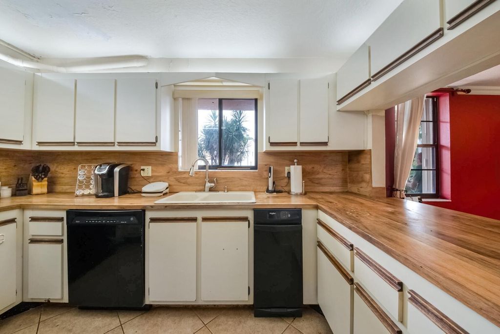 Image 11 of property listing at 12524 Shoreline Drive 101, Wellington, FL 33414