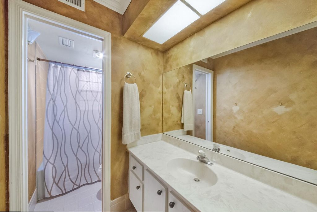 Image 16 of property listing at 12524 Shoreline Drive 101, Wellington, FL 33414