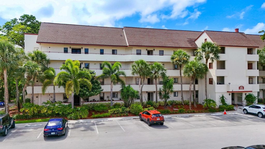 Image 19 of property listing at 12524 Shoreline Drive 101, Wellington, FL 33414