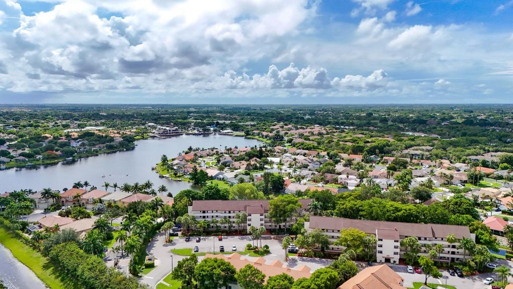 Image 20 of property listing at 12524 Shoreline Drive 101, Wellington, FL 33414