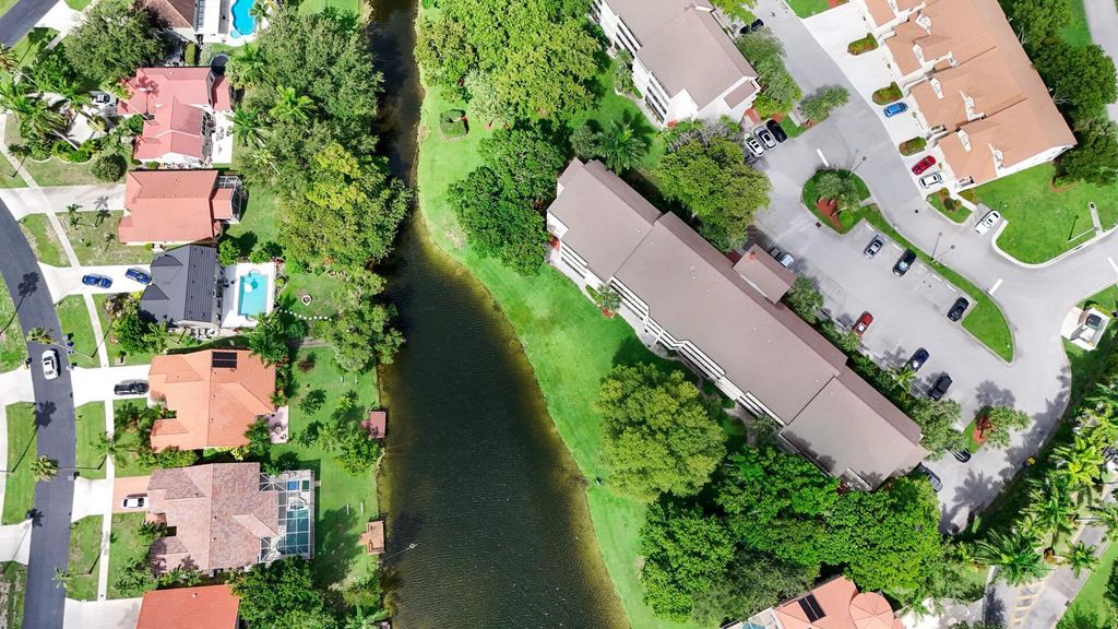 Image 26 of property listing at 12524 Shoreline Drive 101, Wellington, FL 33414
