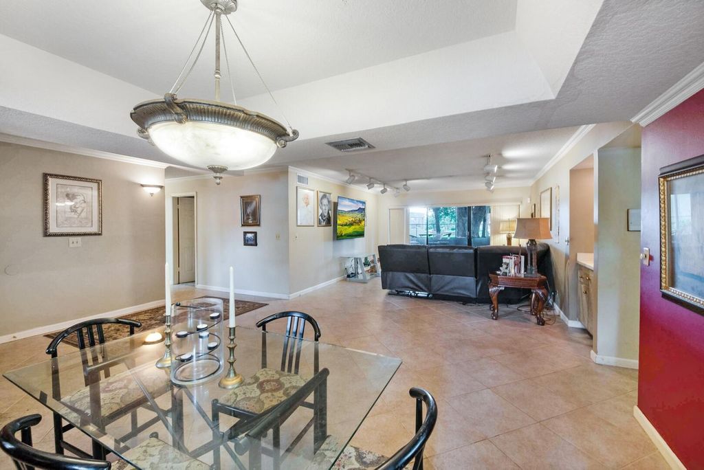 Image 3 of property listing at 12524 Shoreline Drive 101, Wellington, FL 33414