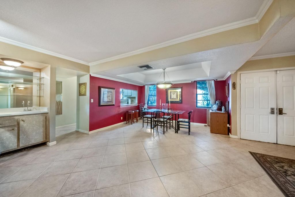 Image 4 of property listing at 12524 Shoreline Drive 101, Wellington, FL 33414