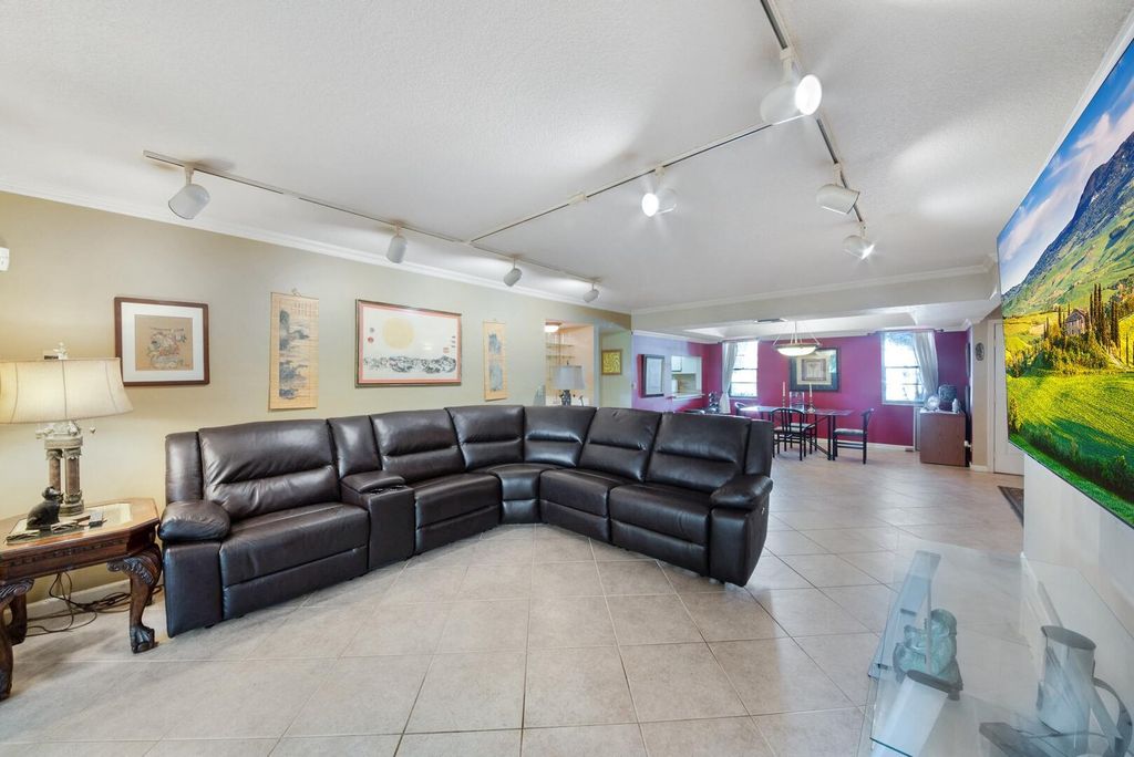 Image 5 of property listing at 12524 Shoreline Drive 101, Wellington, FL 33414