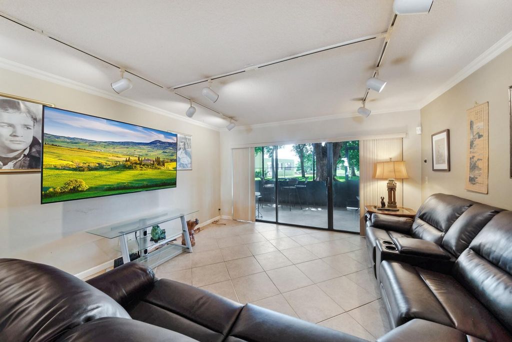 Image 6 of property listing at 12524 Shoreline Drive 101, Wellington, FL 33414