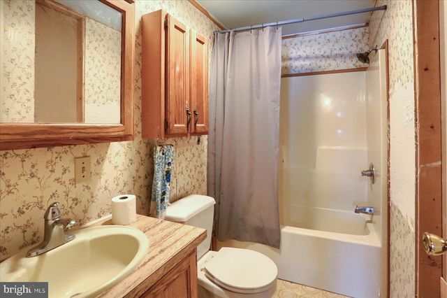 12 MIDLAND DR, Millersburg, PA 17061