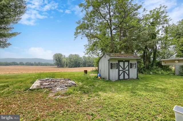 12 MIDLAND DR, Millersburg, PA 17061
