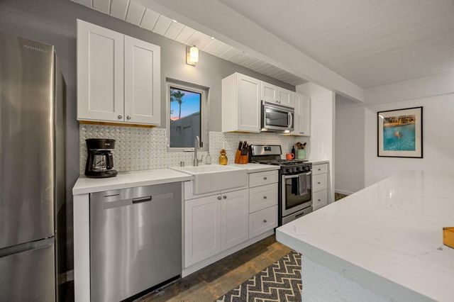 483 E Francis Drive, Palm Springs, CA 92262