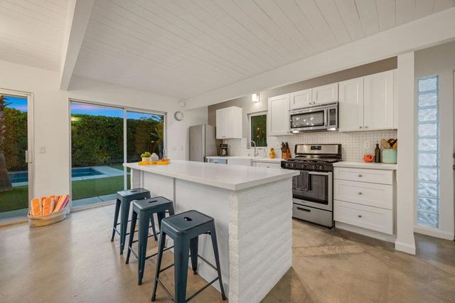 483 E Francis Drive, Palm Springs, CA 92262