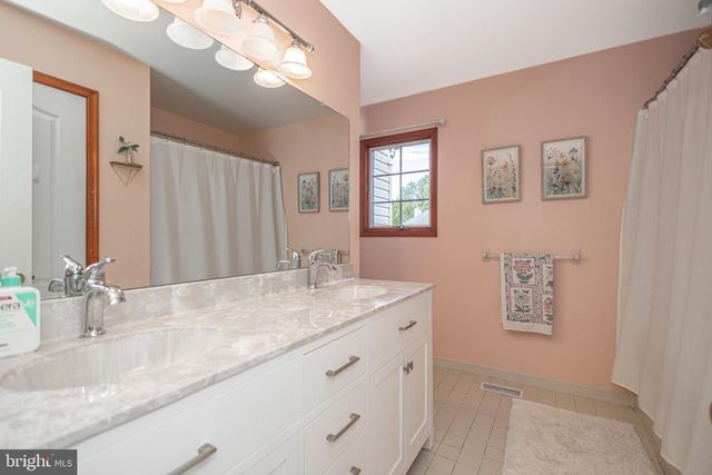 7 MUSTANG CT, Southampton, PA 18966