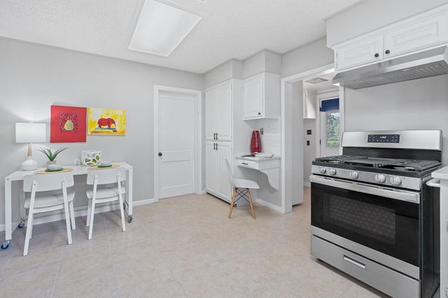 909 Hudgins ST, Smithville, TX 78957