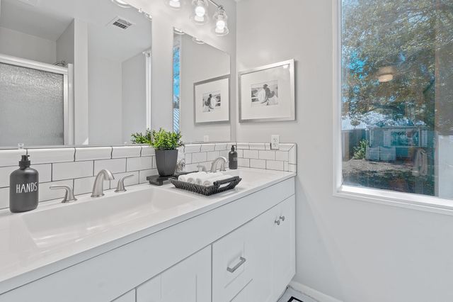 909 Hudgins ST, Smithville, TX 78957