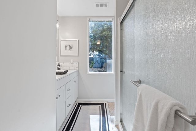 909 Hudgins ST, Smithville, TX 78957