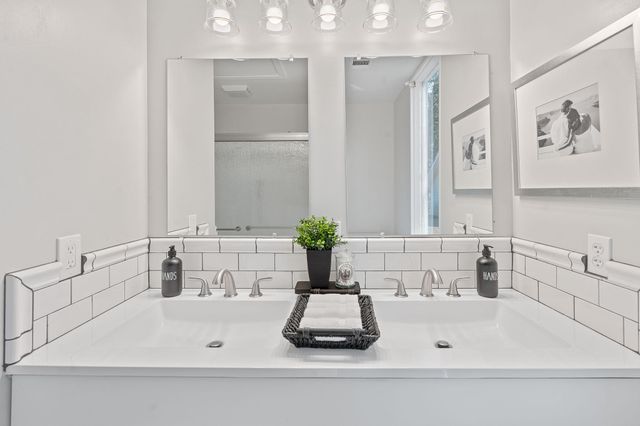 909 Hudgins ST, Smithville, TX 78957