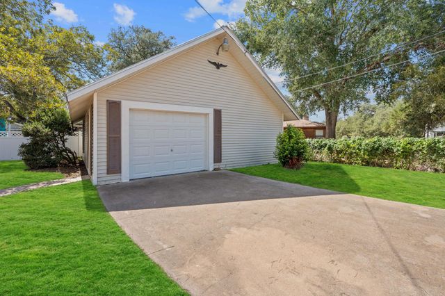 909 Hudgins ST, Smithville, TX 78957