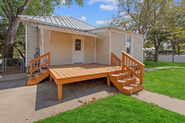 909 Hudgins ST, Smithville, TX 78957