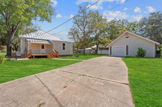 909 Hudgins ST, Smithville, TX 78957
