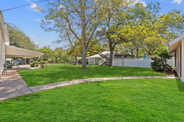 909 Hudgins ST, Smithville, TX 78957