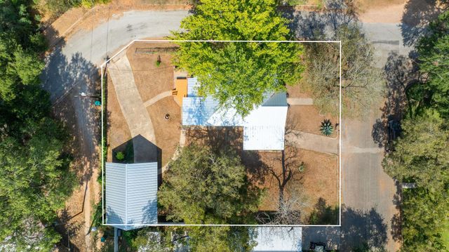 909 Hudgins ST, Smithville, TX 78957