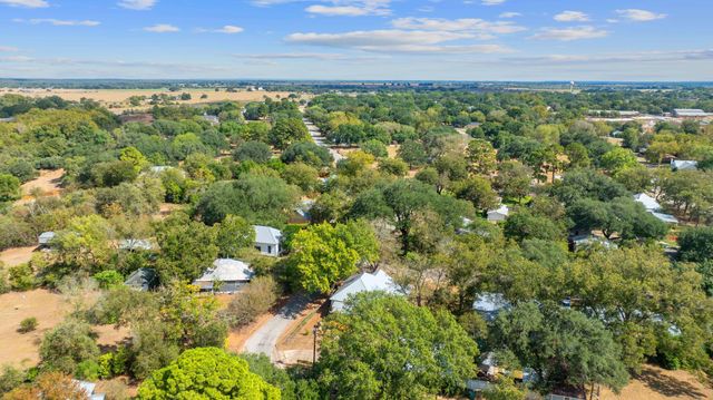 909 Hudgins ST, Smithville, TX 78957