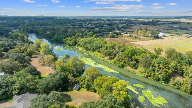 909 Hudgins ST, Smithville, TX 78957