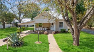 909 Hudgins ST, Smithville, TX 78957