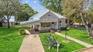 909 Hudgins ST, Smithville, TX 78957