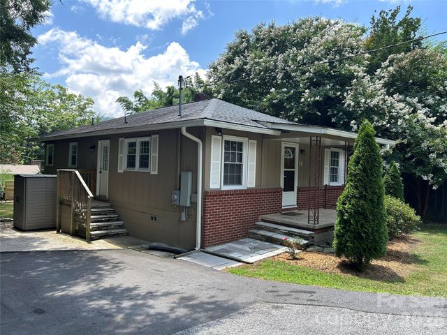 11 Mountain Road, Hendersonville, NC 28791