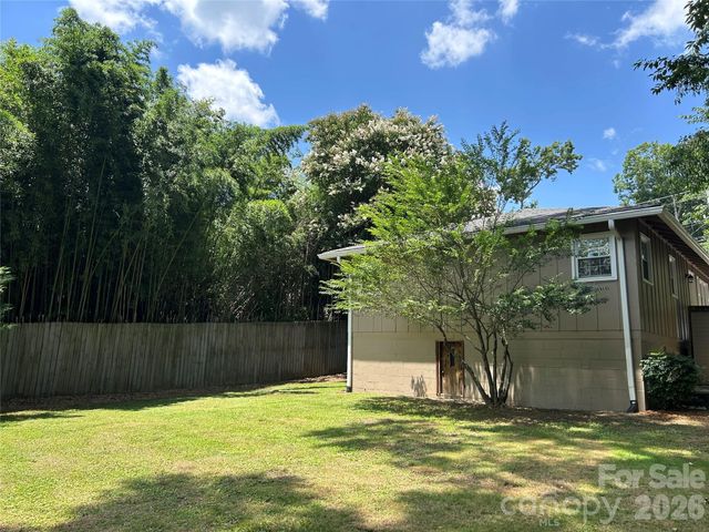 11 Mountain Road, Hendersonville, NC 28791