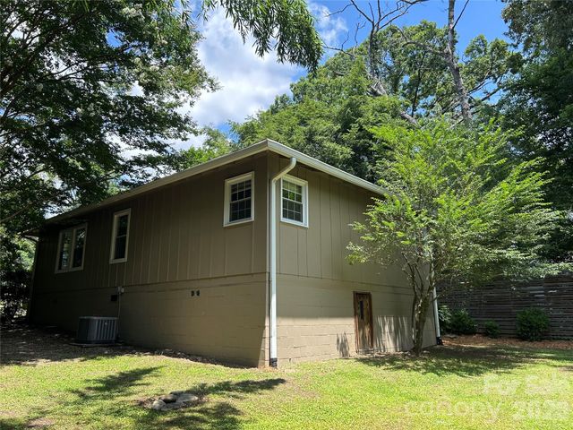 11 Mountain Road, Hendersonville, NC 28791