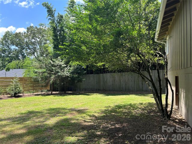 11 Mountain Road, Hendersonville, NC 28791