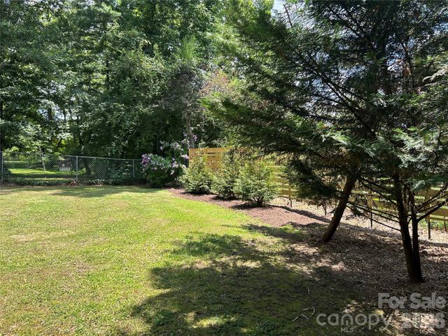 11 Mountain Road, Hendersonville, NC 28791