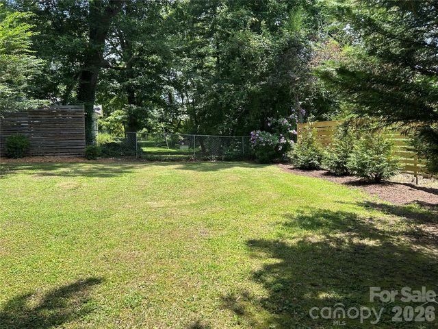 11 Mountain Road, Hendersonville, NC 28791