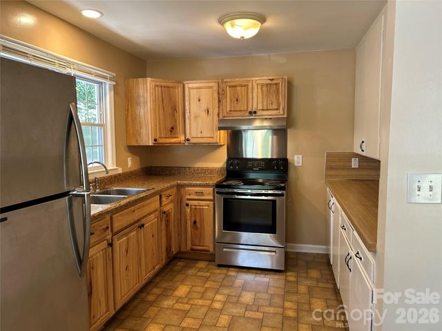 11 Mountain Road, Hendersonville, NC 28791