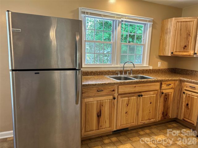 11 Mountain Road, Hendersonville, NC 28791
