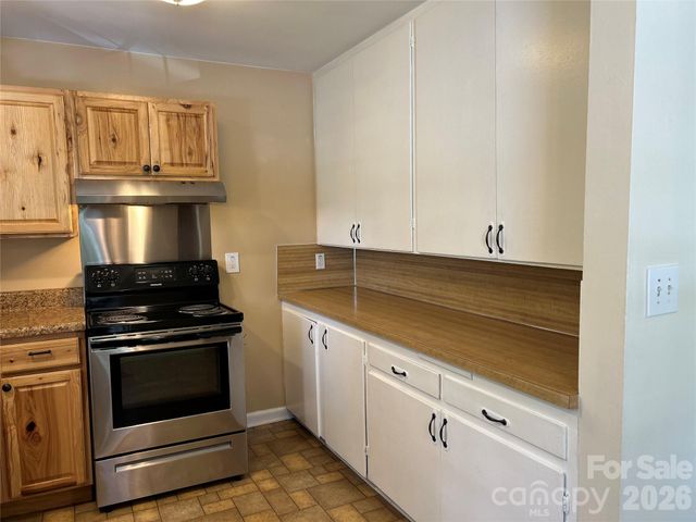 11 Mountain Road, Hendersonville, NC 28791