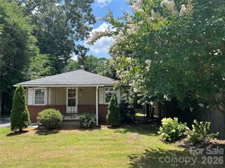 11 Mountain Road, Hendersonville, NC 28791