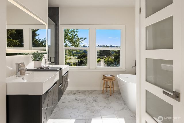 1307 W Boston Street, Seattle, WA 98119