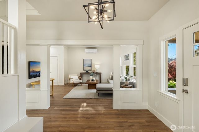 1307 W Boston Street, Seattle, WA 98119
