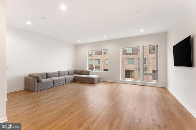 3208 PARKVIEW WALK, Philadelphia, PA 19125