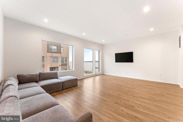 3208 PARKVIEW WALK, Philadelphia, PA 19125