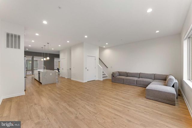 3208 PARKVIEW WALK, Philadelphia, PA 19125