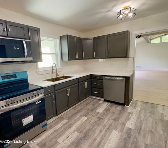 1107 Viewcrest Dr, Louisville, KY 40118