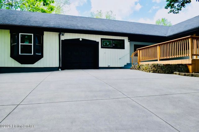 1107 Viewcrest Dr, Louisville, KY 40118