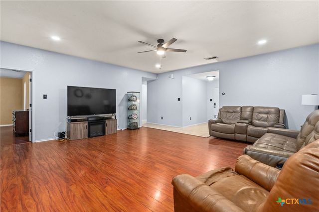 1009 E Ave S, Belton, TX 76513